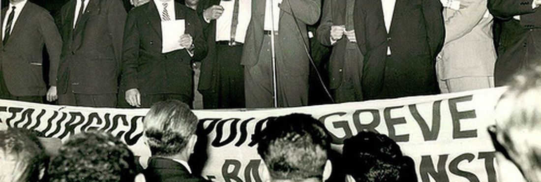 José Serra durante discurso como presidente da UNE