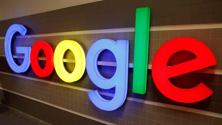 Logotipo do Google é exibido dentro de um prédio de escritórios em Zurique, Suíça. 