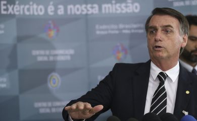 O presidente eleito Jair Bolsonaro fala à imprensa, após receber uma honraria do Exército, a Medalha do Pacificador com Palma, entregue durante audiência fechada no Quartel-General do Exército, em Brasília.