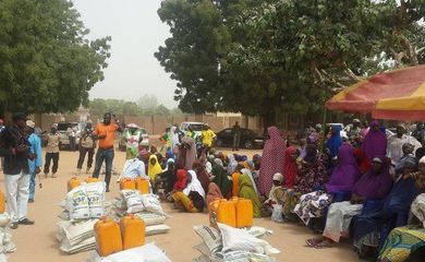 Representantes do governo e da Cruz Vermelha distribuem alimentos e medicamentos em campos de refugiados