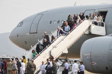 Guarulhos (SP) 08/10/2024 Brasileiros que estavam no Lbano, desembarcam do avio KC-30 da FAB,na Base Area de So Paulo na Operao Raizes do Cedro em Guarulhos. Foto Paulo Pinto/Agencia Brasil