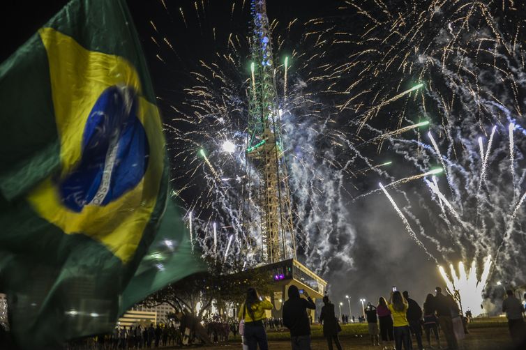 Queima de Fogos – 200 Anos de Independência do Brasil na Torre de Televisão em Brasília