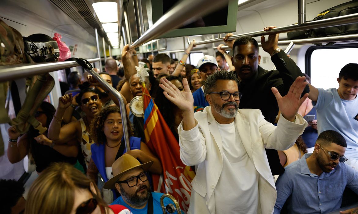 Rio de Janeiro (RJ) 07/12/2024 - O Trem do Samba, que celebra o Dia Nacional do Samba (2 de dezembro), carrega músicos animando o público nos vagões da estação Central do Brasil até Owasldo Cruz, subúrbio da Zona Norte. Foto: Fernando Frazão/Agência Brasil