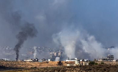 Smoke rises over Gaza as seen from Southern Israel, amid the ongoing conflict between Israel and Palestinian group Hamas, November 10, 2023. REUTERS/Evelyn Hockstein