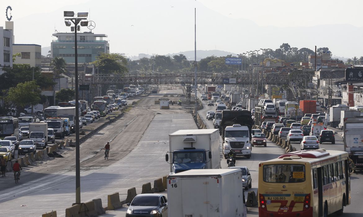 Pista central interditada para obras BRT Transbrasil, na Avenida Brasil, altura de Ramos, no Rio de Janeiro.
