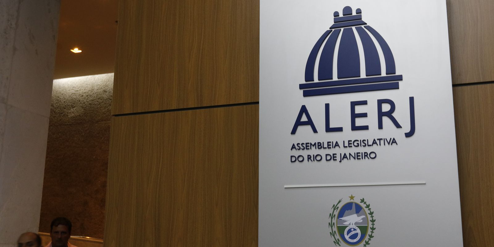 Diputados de RJ aprueban tobillera rosa para agresoras