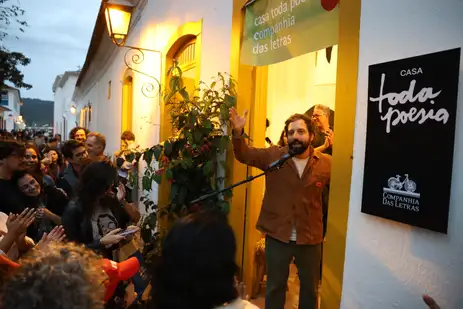 Paraty (RJ), 01/08/2025 - O escritor e ator Gregório Duvivier participa da homenagem a Paulo Leminski na Casa Toda Poesia da Companhia das Letras durante a 23ª Festa Literária Internacional de Paraty. Foto: Rovena Rosa/Agência Brasil