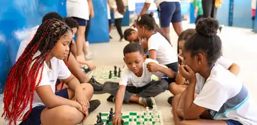  Alunos jogam xadrez durante intervalo no Ginásio Experimental Olímpico Reverendo Martin Luther King, na Praça da Bandeira, no Rio de Janeiro.