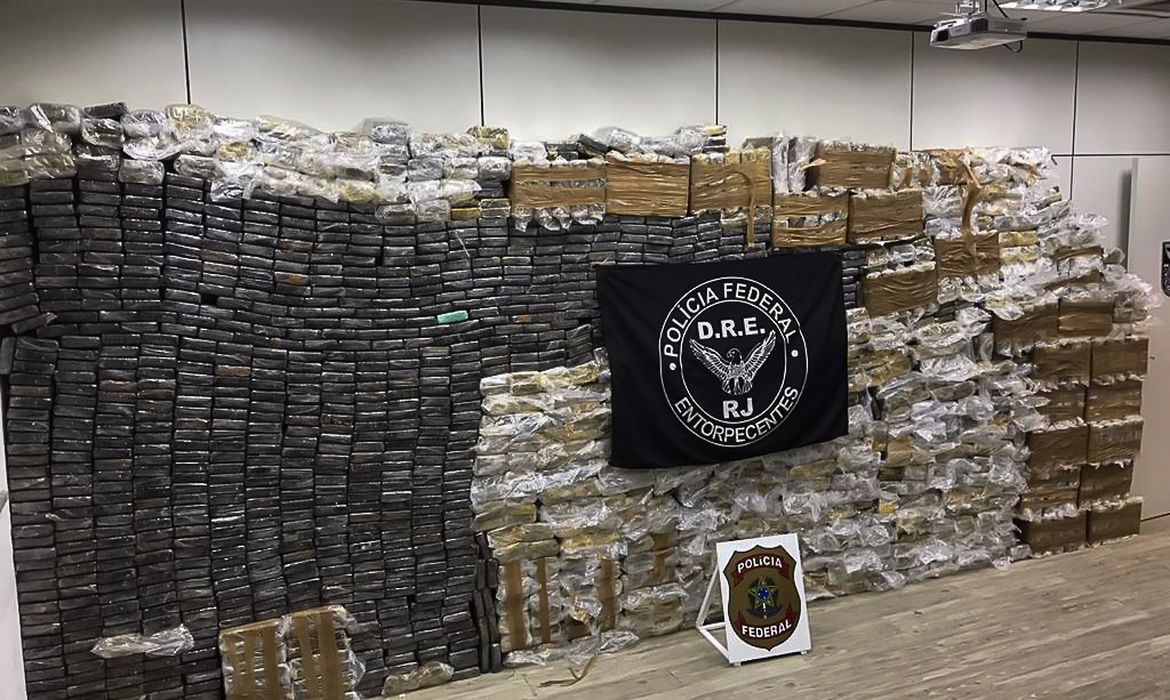 Agentes da Polícia Federal (PF) apreenderam cerca de 2,5 toneladas de cocaína, no município de Duque de Caxias, na Baixada Fluminense, na noite da última terça-feira (1º)