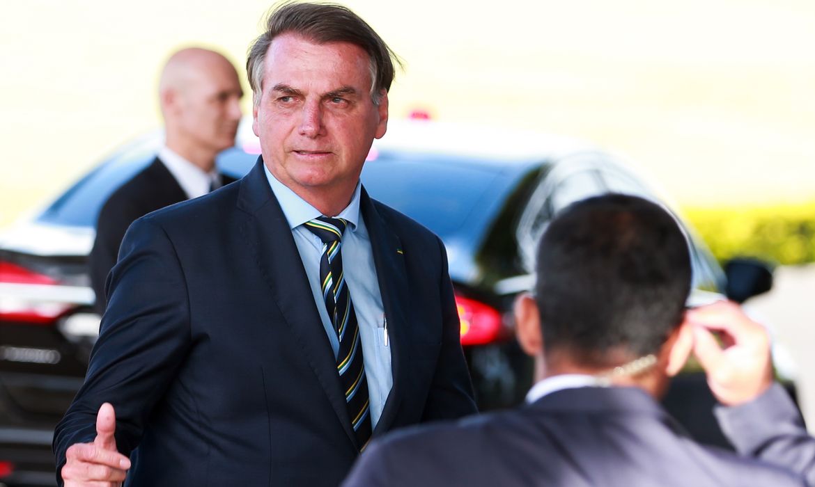 O presidente Jair Bolsonaro conversa com turistas no Palácio da Alvorada. 