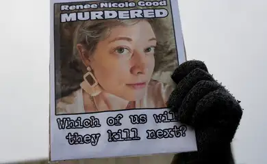 A demonstrator holds a picture of Renee Nicole Good as people protest against the fatal shooting of Good by a U.S. Immigration and Customs Enforcement (ICE) agent, during a rally against increased immigration enforcement across the city outside the Whipple Building in Minneapolis, Minnesota, U.S., January 8, 2026. REUTERS/Tim Evans
