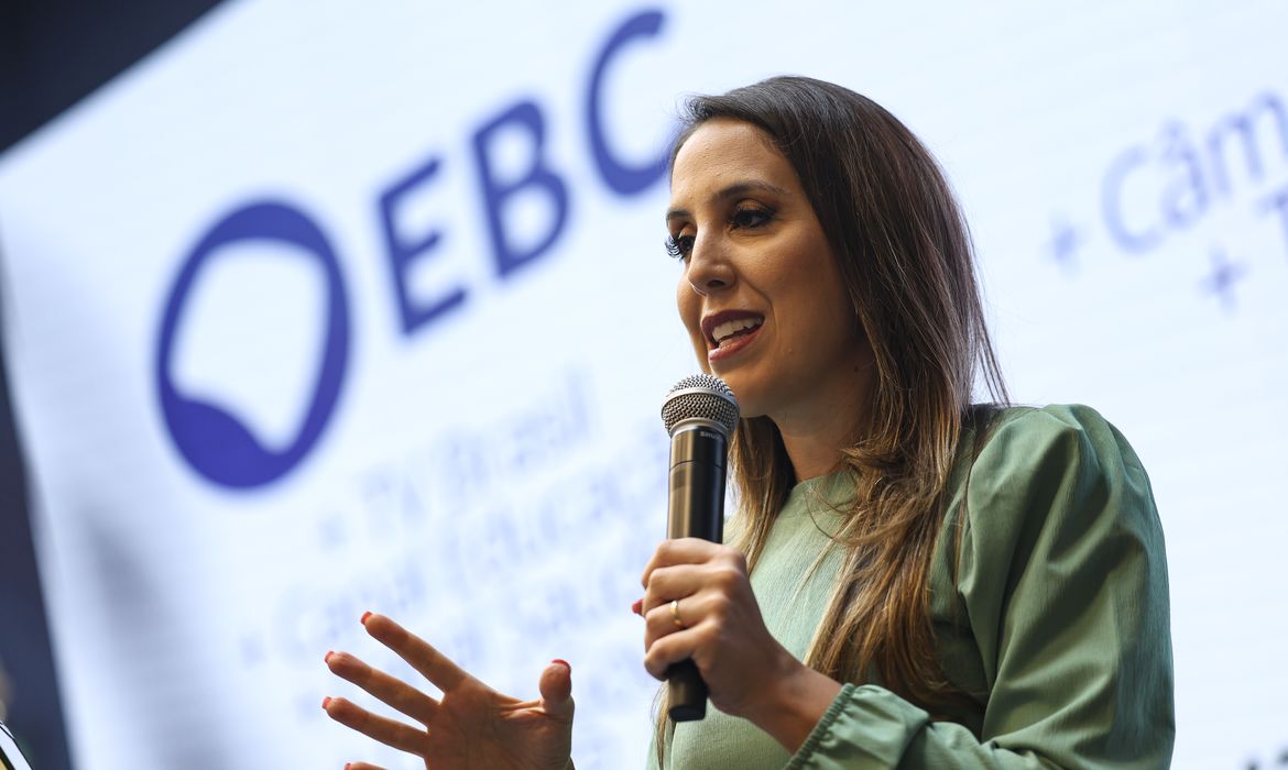 Brasília (DF), 04/04/2024 - A Diretora-Geral da Empresa Brasil de Comunicação, Maíra Bittencourt, participa de evento de apresentação e debate sobre a TV 3.0, no Ministério das Comunicações. Foto: Marcelo Camargo/Agência Brasil