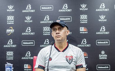 Técnico Eduardo Baptista, do Atlético-GO, é demitido em 29/09/2022, após derrota para o Corinthians no Brasileiro