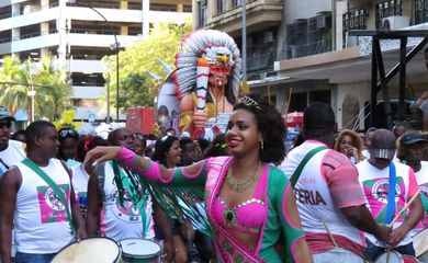 Blocos de rua tradicionais, como Cacique de Ramos e Bafo da Onça, entre outros, desfilam no centro do Rio