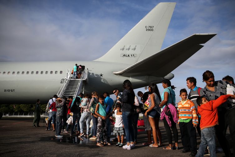 Imigrantes venezuelanos embarcam em avião da Força Aérea Brasileira, em Boa Vista, com destino à Manaus e São Paulo.