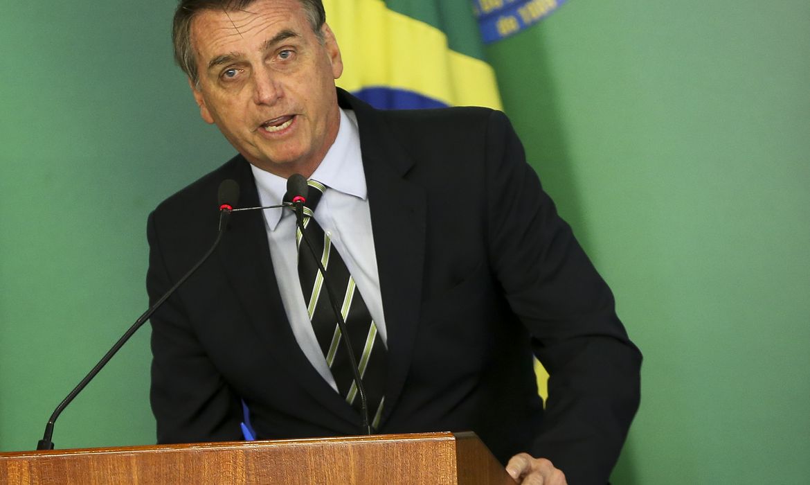  O presidente Jair Bolsonaro, em cerimônia no Palácio do Planalto, assina decreto que flexibiliza a posse de armas no país. 