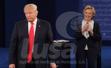 Os candidatos à presidência dos Estados Unidos, Donald Trump, do Partido Republicano, e Hillary Clinton, do Partido Democrata, durante debate na televisão - EPA/Jim Lo Scalzo