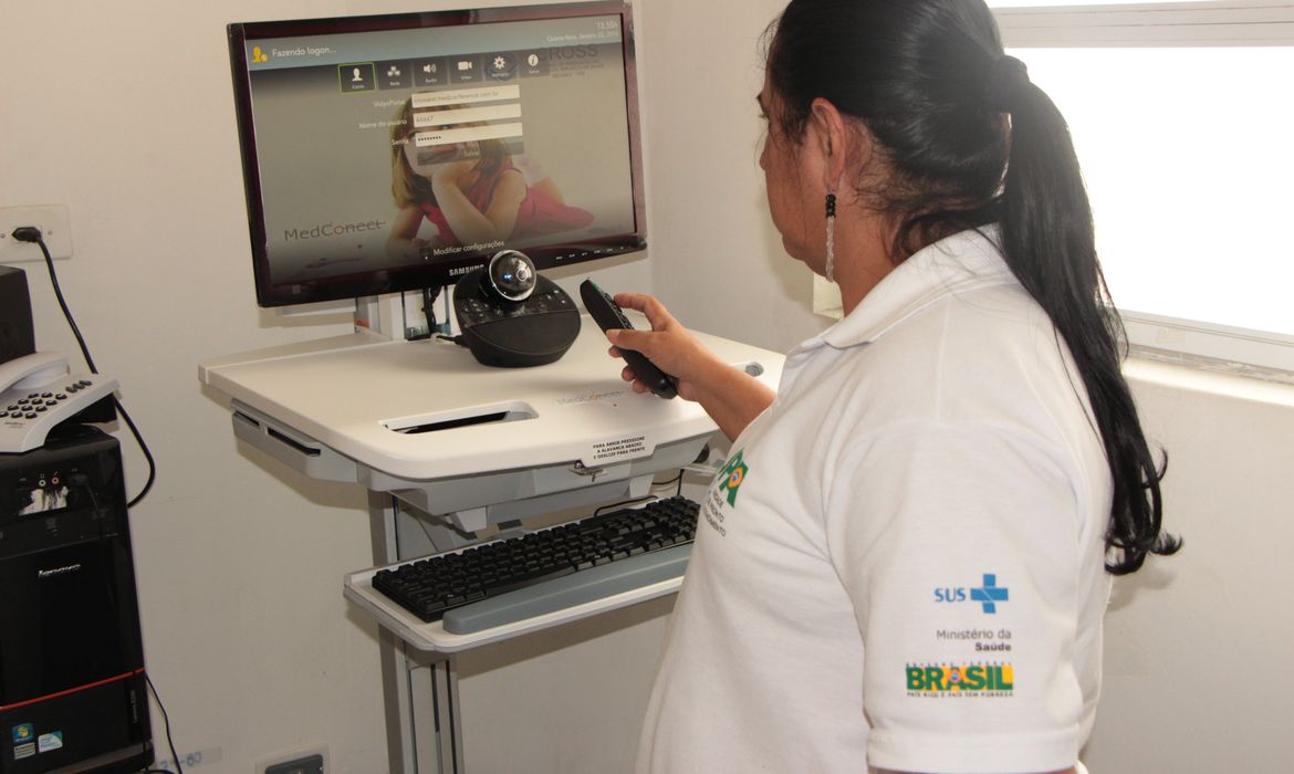 Funcionária de saúde usa sistema de atendimento remoto para consultas de saúde no Distrito Federal.