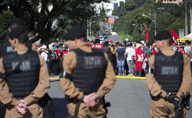 Curitiba - A Polícia Militar reforça a segurança ao redor da Superintendência da Polícia Federal na capital paranaense, após a prisão do ex-presidente Lula (Marcello Casal Jr/Agência Brasil)
