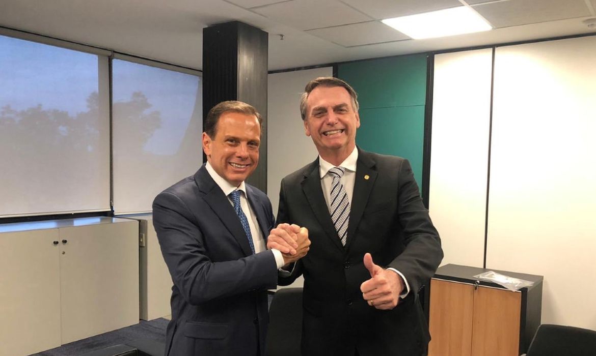 O presidente eleito Jair Bolsonaro recebe João Doria, governador eleito de São Paulo, no gabinete de transiçãop, em Brasília. 