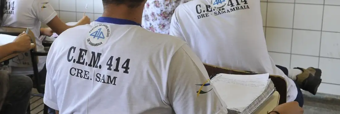 Escola implanta chip no uniforme de estudantes O diretor de escola (pública ou privada) que se negar a inscrever uma criança autista no ensino regular estará sujeito a multa