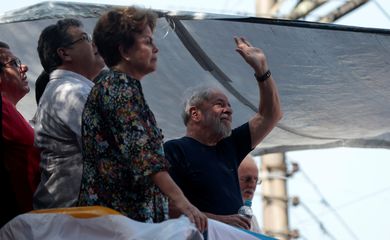 Ao lado da ex-presidente Dilma Rousseff, Lula participa de uma missa em memória da ex-primeira dama, Marisa Letícia, que faria hoje 68 anos. 