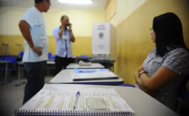 Em Belém, no Pará,  urna eletrônica apresenta problema e é preciso ser trocada (Tânia Rêgo/Agência Brasil)