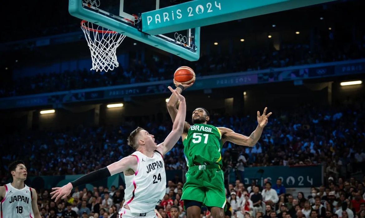 Caboclo da seleção brasileira preste a fazer uma cesta - Brasil vence Japão no último jogo da fase de grupos de Paris 2024 - seleção brasileira masculina - Olimpíada - em 02/08/2024