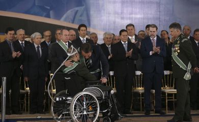 O Presidente Jair Bolsonaro participa da  solenidade de passagem de Comando do Exército do general Eduardo Dias da Costa Villas Bôas ao general Edson Leal Pujol.