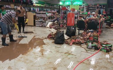 São Paulo - Loja de calçados em Francisco Morato tem prejuízo de R$ 150 mil com enchente (Fernanda Cruz/Agência Brasil)