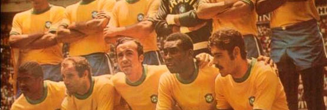 Seleção brasileira antes da partida contra o Peru, na Copa do Mundo de 1970. Da esquerda para direita: Carlos Alberto Torres, Brito, Piazza, Félix, Clodoaldo,  Everaldo; Jairzinho, Gérson, Tostão, Pelé e Rivelino.