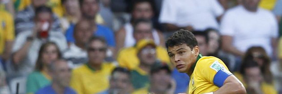 Thiago Silva corta bola, sendo observado por Forlán Thiago Silva corta bola, sendo observado por Forlán