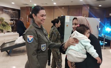 VOLTANDO EM PAZ: Os 32 brasileiros e familiares acabaram de chegar em segurança ao hotel no Cairo, onde foram recebidos pela equipe médica da FAB, que os aguardava no local. Foto: Presidência da República/Twitter