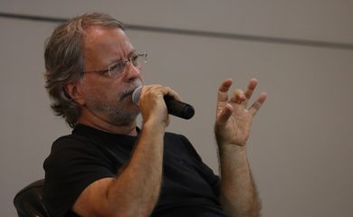  O escritor Mia Couto conversa com estudantes, professores, participantes de bibliotecas, numa mesa-redonda que faz parte do programa educativo do Museu da Língua Portuguesa, na Etec Santa Ifigênia.    