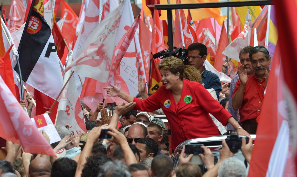 A presidenta Dilma Rousseff, candidata à reeleição, participa de uma caminhada no Centro de Porto Alegre (RS), na manhã deste sábado (25), véspera do segundo turno das eleições (Antonio Cruz/Agência Brasil)
