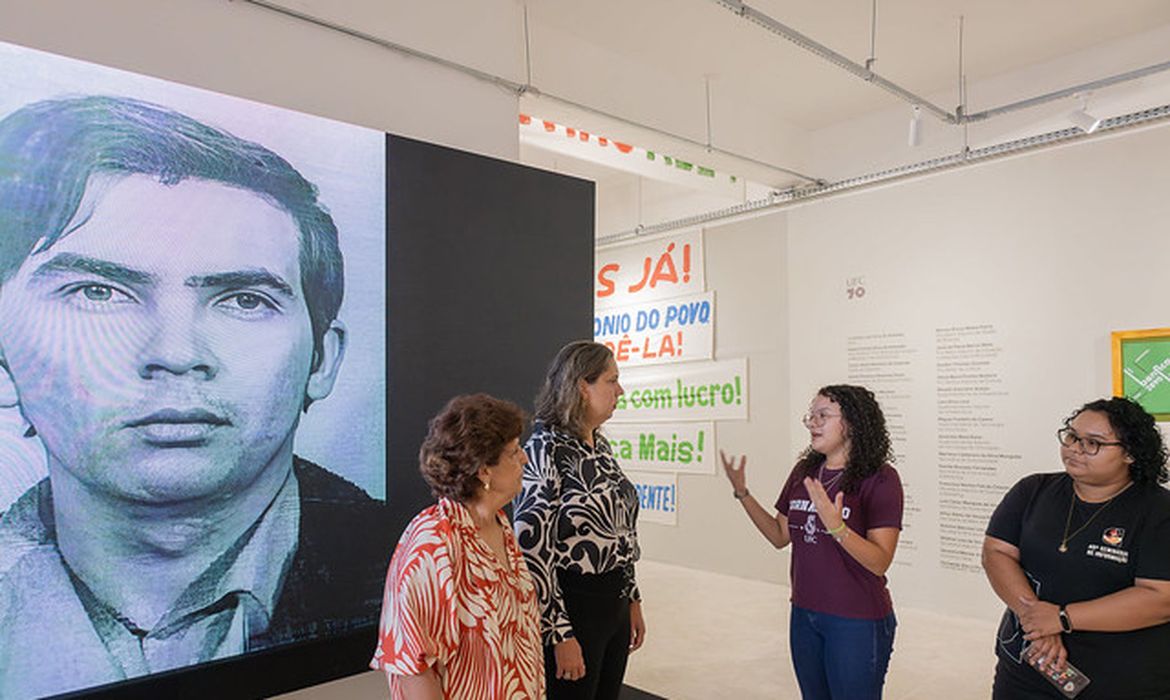 Fortaleza (CE), 16/05/2025 - Universidade do Ceará homenageia líder estudantil morto pela ditadura. Familiares de Bergon Gurjão Farias visitam espaço cultural que o homenageia na UFC. Foto: Guilherme Silva/UFC