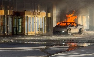 Cybertruck da Tesla em chamas em frente a Hotel Trump em Las Vegas
01/01/2025
Alcides Antunes/via REUTERS