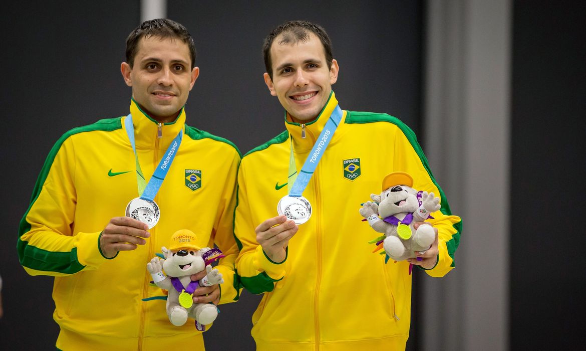 Os atletas Daniel Paiola e Hugo Arthuso conquistaram o bronze no badminton