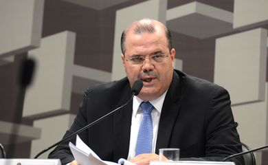 Brasília - O presidente do Banco Central, Alexandre Tombini, fala na Comissão de Assuntos Econômicos (CAE) do Senado, sobre as diretrizes e perspectivas da política monetária (Antonio Cruz/Agência Brasil)