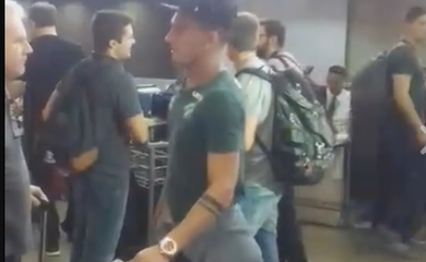Jogadores da Chapecoense aguardam embarque para Colômbia no Aeroporto Internacional de Guarulhos, em São Paulo