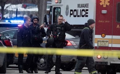 Policiais e agentes de emergência trabalham na sede da Molson Coors, em Milwaukee, após tiroteio. 