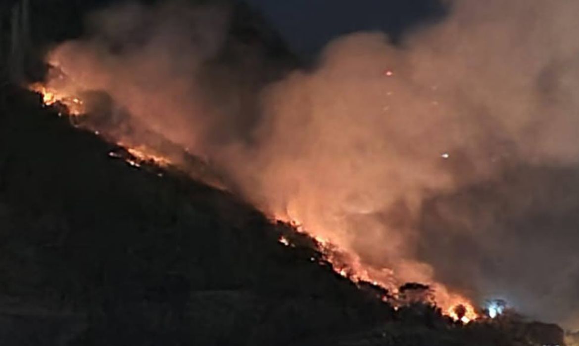 Rio de Janeiro- 02/10/2024 Um incêndio florestal atingiu o entorno do Parque Nacional da Tijuca. Foto Eduardo Brito/ PNT