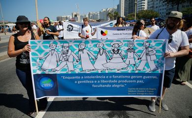 Rio de Janeiro - Representantes de diversas religiões participam de caminhada na Praia de Copacabana em defesa da liberdade religiosa (Fernando Frazão/Agência Brasil)