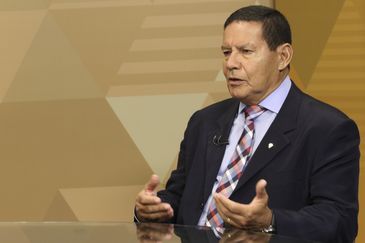 O vice presidente da Republica, Hamilton Mourão,dá entrevista ao programa Brasil em Pauta, da TV Brasil, em Brasília. 