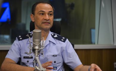 Brigadeiro do Ar Francisco Bento Antunes Neto, Chefe do Centro Conjunto de Operações Aeroespaciais (CCOA), é o entrevistado no programa A Voz do Brasil.