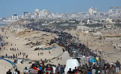 Palestinians, who were displaced to the southern part of Gaza at Israel's order during the war, make their way along a road as they return to the north after a ceasefire between Israel and Hamas in Gaza went into effect, in the central Gaza Strip, October 10, 2025. REUTERS/Mahmoud Issa     TPX IMAGES OF THE DAY