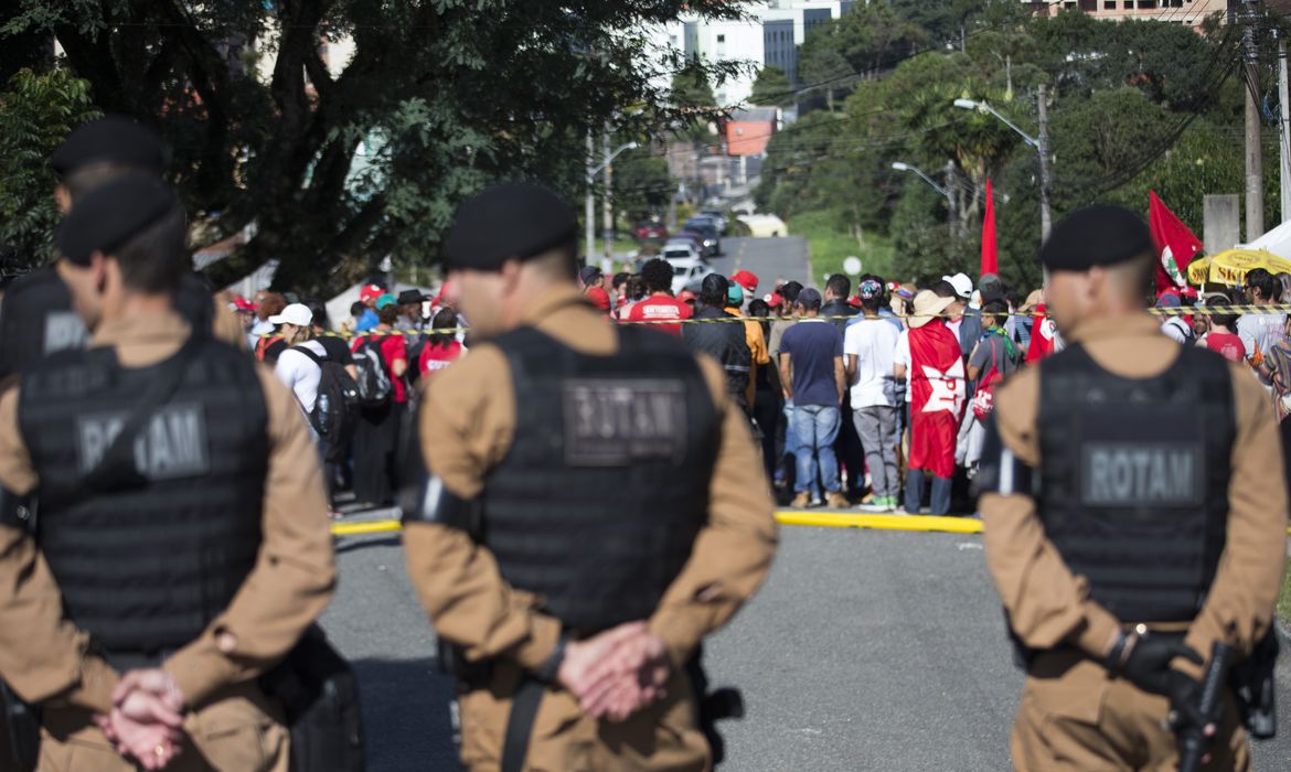Curitiba - A Polícia Militar reforça a segurança ao redor da Superintendência da Polícia Federal na capital paranaense, após a prisão do ex-presidente Lula (Marcello Casal Jr/Agência Brasil)