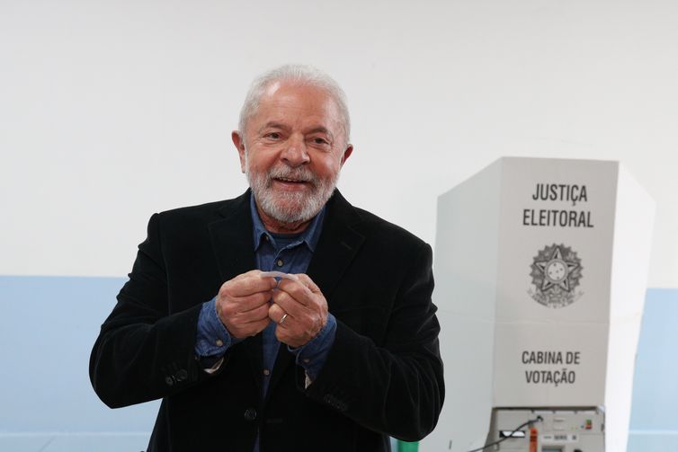 O candidato a presidência da República, Luiz Inácio Lula da Silva, vota na Escola Estadual João Firmino, em São Bernardo do Campo.