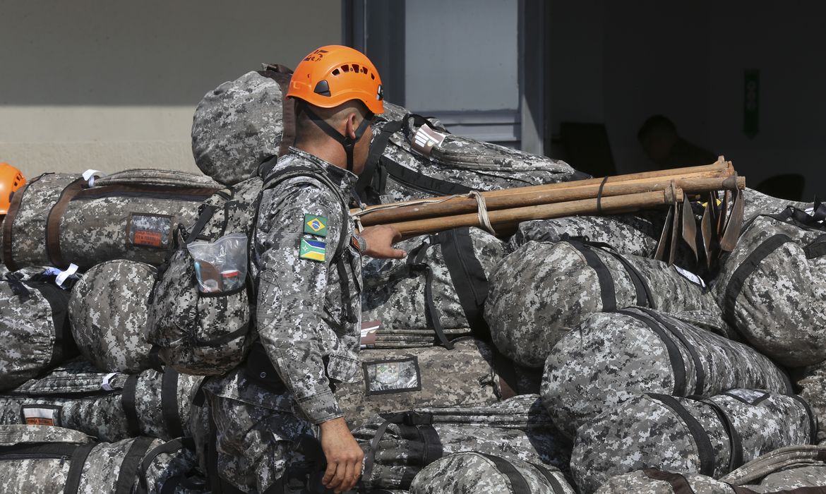 Equipes da Força Nacional, que ajudarão no combate ao incêndio na Amazônia, embarcam na  Base Aérea de Brasília 