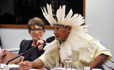 O representante do povo Guarani Kaiowá Adalto participa de audiência conjunta das frentes parlamentares de Apoio aos Povos Indígenas, Ambientalista e de Defesa dos Direitos Humanos (Zeca Ribeiro/Câmara dos Deputados)